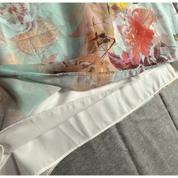 VINCE CAMUTO Vibrant Watercolor Flowers Blouse Size XL - Picture 6 of 7